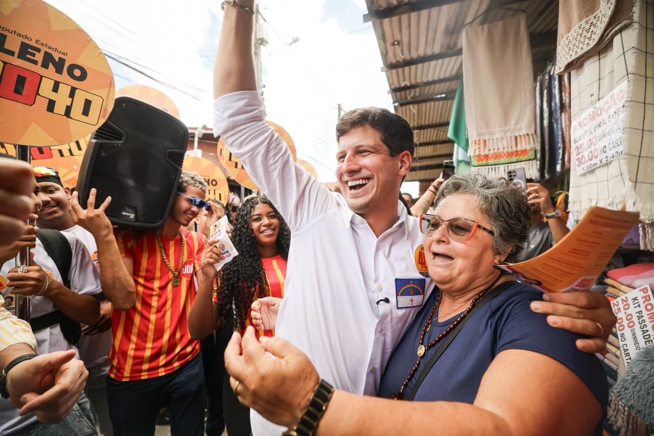 João Campos realiza panfletagem na Feira de Caruaru
