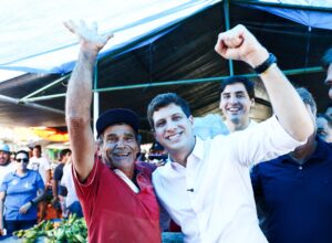Na reta final da pré-campanha, João Campos visita feira em Bonança