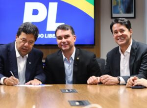 Mendonça faz o que Bolsonaro nunca conseguiu: unir a direita de Pernambuco