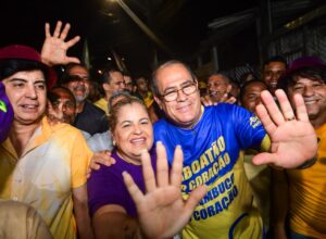 Andréa Medeiros reúne apoiadores em caminhada no Curado IV 