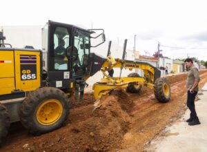Simão Durando acompanha obras de pavimentação iniciadas no bairro Quati