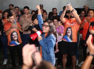 Viviane Facundes comemora aniversário em encontro com jovens de Gravatá 