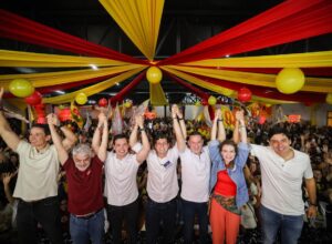Em Garanhuns, João Campos participa do lançamento da candidatura de Cayo Albino