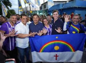 Mendonça Filho participa de caminhada na Várzea ao lado de Raquel Lyra e aliados 