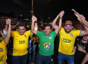 Em Santa Cruz do Capibaribe, Mendonça Filho reúne apoiadores em caminhada  