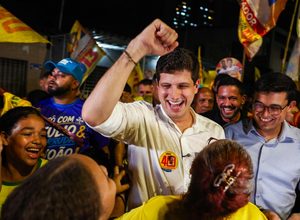 Em caminhada no Recife, João Campos destaca ações na Ilha de Joaneiro