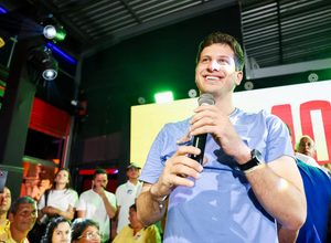 João Campos realiza caminhada na Torre e defende campanha sem ataques 