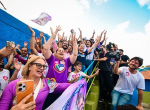 Ao lado de Andréa Medeiros, Raquel Lyra participa de porta a porta em Jardim Monte Verde 