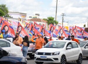 Viviane Facundes dá a largada na campanha com grande adesivaço em Gravatá