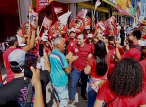 Breno Araújo inaugura comitê e leva campanha às ruas de Serra Talhada