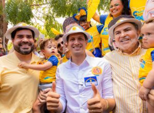 Tony Gel e Tonynho acompanham João Campos em panfletaço na Feira de Caruaru