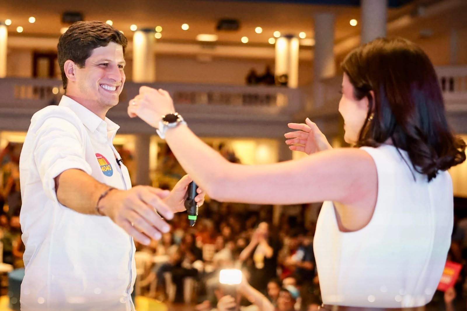 João pausa agenda eleitoral para prestigiar campanha de Tabata em São Paulo