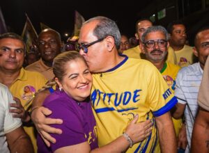 Andréa Medeiros leva campanha às ruas de Jaboatão ao lado de Mano