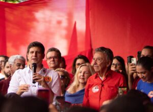 Zé Queiroz inaugura comitê em Caruaru ao lado de João Campos