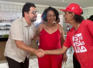 Ivan Moraes assina carta-compromisso com o MST em Caruaru