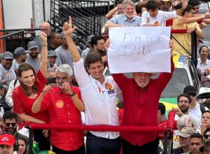 Lula ergue cartaz pelo fim das Bets durante caminhada com João Campos