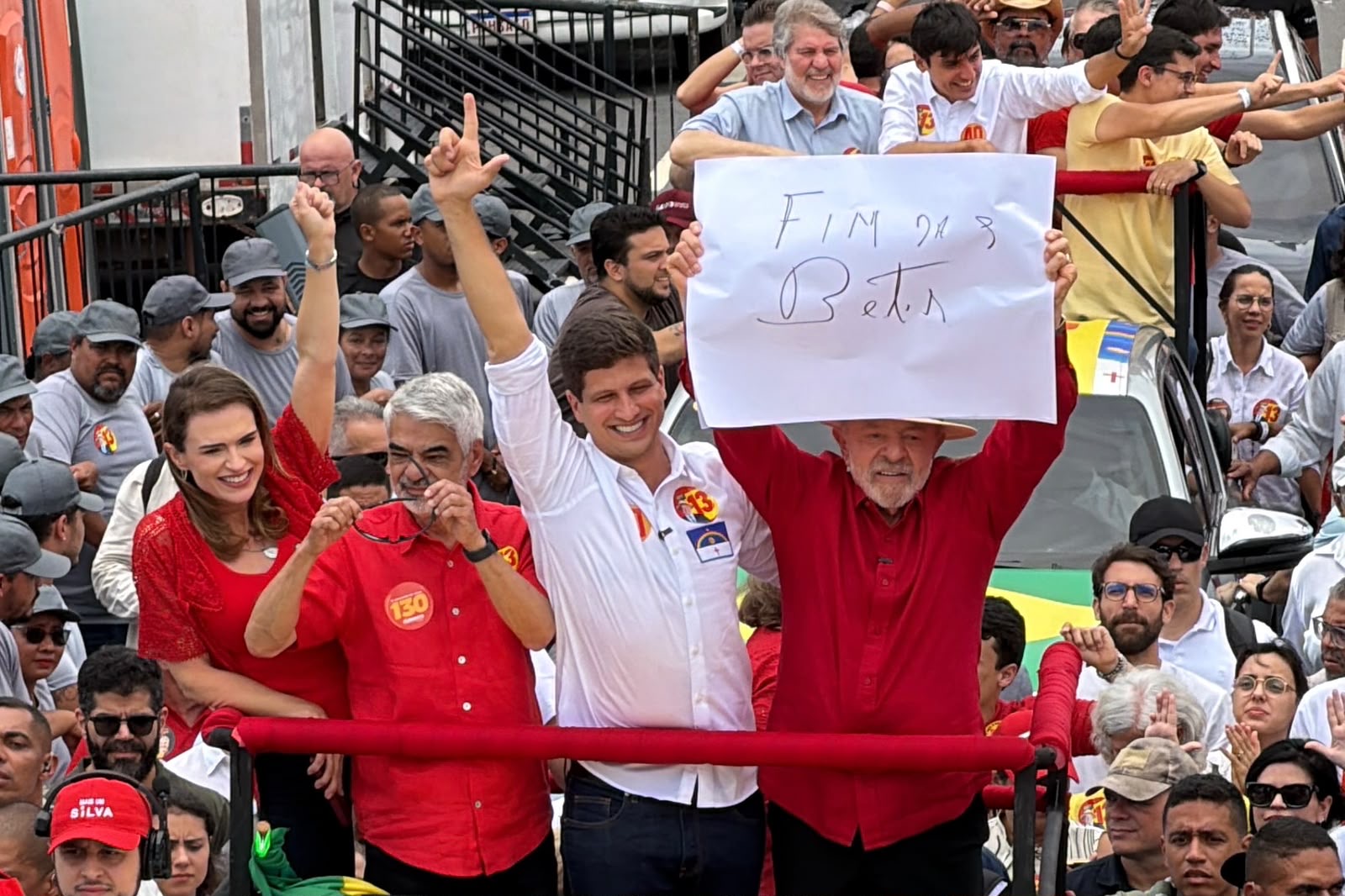Lula ergue cartaz pelo fim das Bets durante caminhada com João Campos
