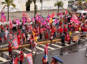Cerca de 15 pessoas aparecem com bandeira de Raquel em ato de Lula