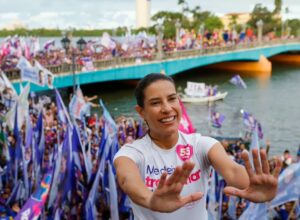 Raquel reúne apoiadores em caminhada no Recife e anuncia investimentos na cultura