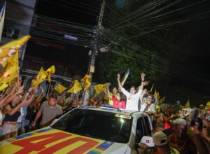Em Olinda, João Campos realiza carreata e defende integração com municípios