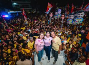 Lara Santana participa de caminhada ao lado de apoiadores e lideranças