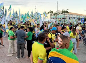 Apoiadores se reúnem no Marco Zero para chegada de Flávio Bolsonaro