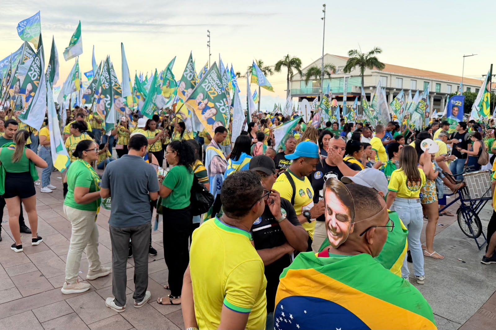 Apoiadores se reúnem no Marco Zero para chegada de Flávio Bolsonaro