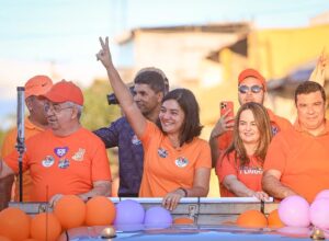 Viviane Facundes reúne grupo político em carreata por Gravatá