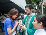Recebida por fiéis, Raquel visita obra da Tenda dos Peregrinos após missa em Olinda