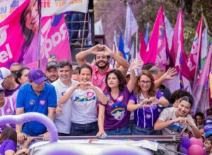 Ao lado de Raquel Lyra, Débora Almeida participa de caminhada em Garanhuns 
