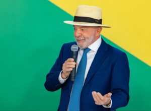 Na reta final da eleição, Lula anuncia reajuste de 15% no Bolsa Família