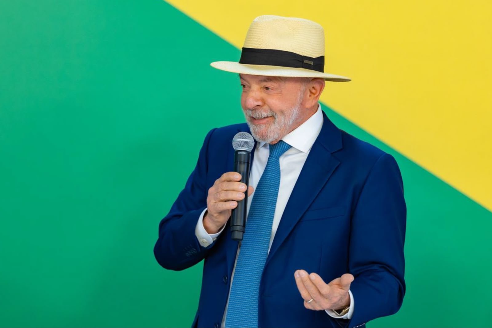 Na reta final da eleição, Lula anuncia reajuste de 15% no Bolsa Família