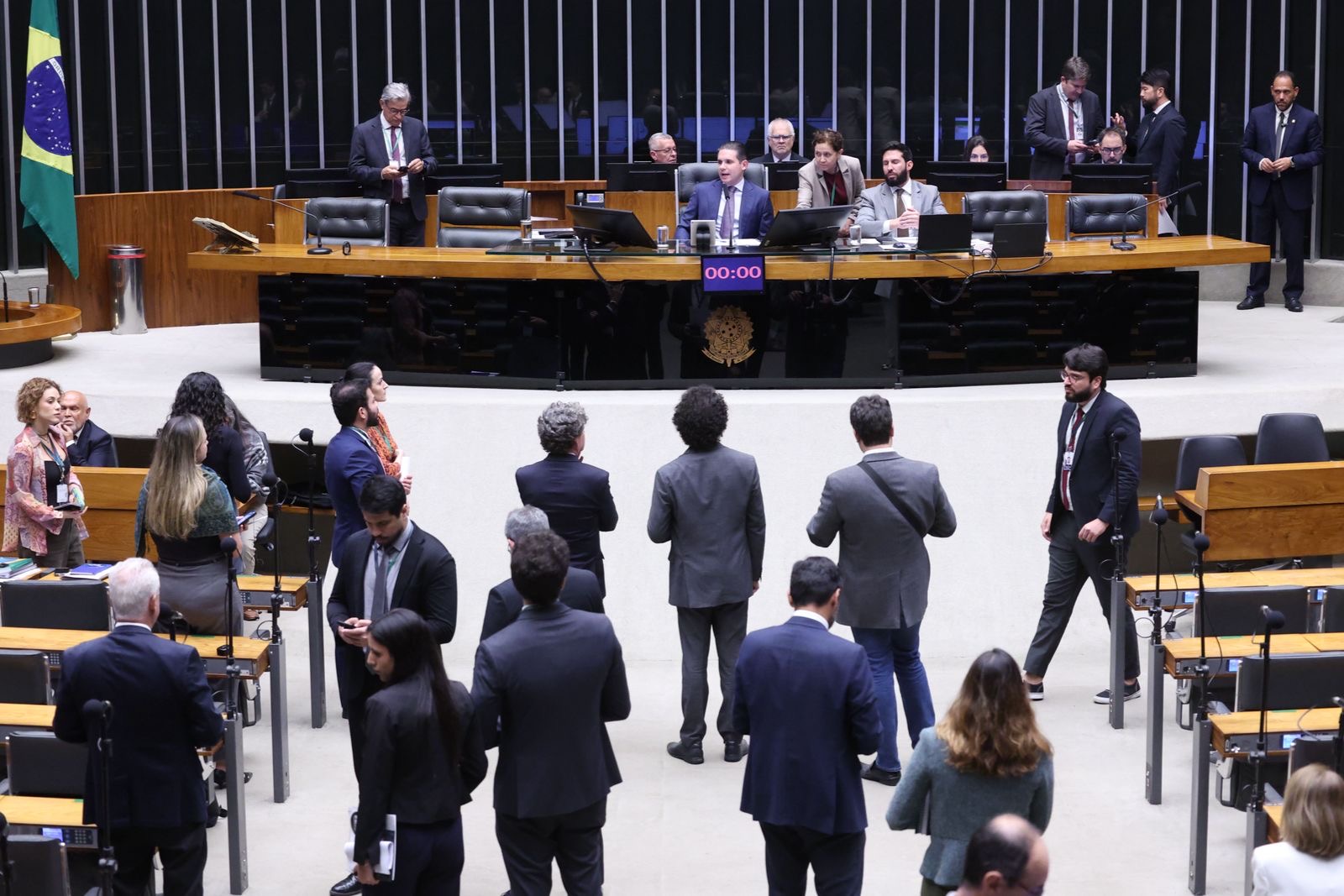 Câmara aprova fim da “taxa das blusinhas” e texto vai ao Senado