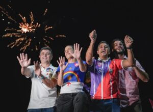 Ao lado de Raquel Lyra, prefeito filiado ao PT desfila com a camisa “LuQuel”