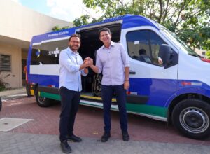 Simão Durando entrega van exclusiva para transporte de pacientes em hemodiálise