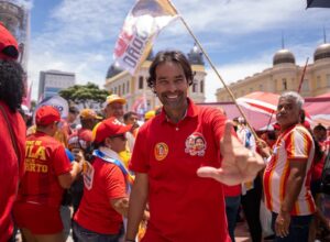 Diogo Moraes participa de ato com Lula no Recife