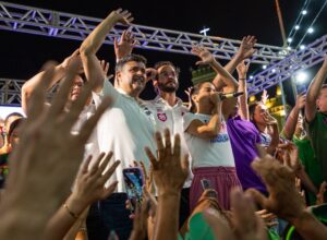 Eduardo da Fonte participa de caminhada em Orobó ao lado de Raquel e aliados