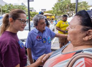 Débora Almeida visita feira livre de Belo Jardim ao lado de Gilvandro Estrela