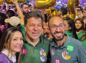 Mendonça Filho mostra força política em caminhada por Caruaru