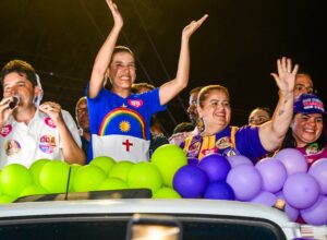 Em Abreu e Lima, Andréa Medeiros participa de caminhada ao lado de Raquel Lyra