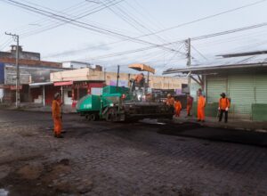 Parceria entre Prefeitura e Estado amplia obras de asfaltamento em Caruaru