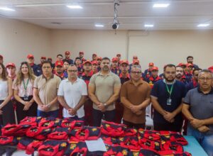Prefeitura entrega fardamentos aos 36 bombeiros civis brigadistas de Caruaru