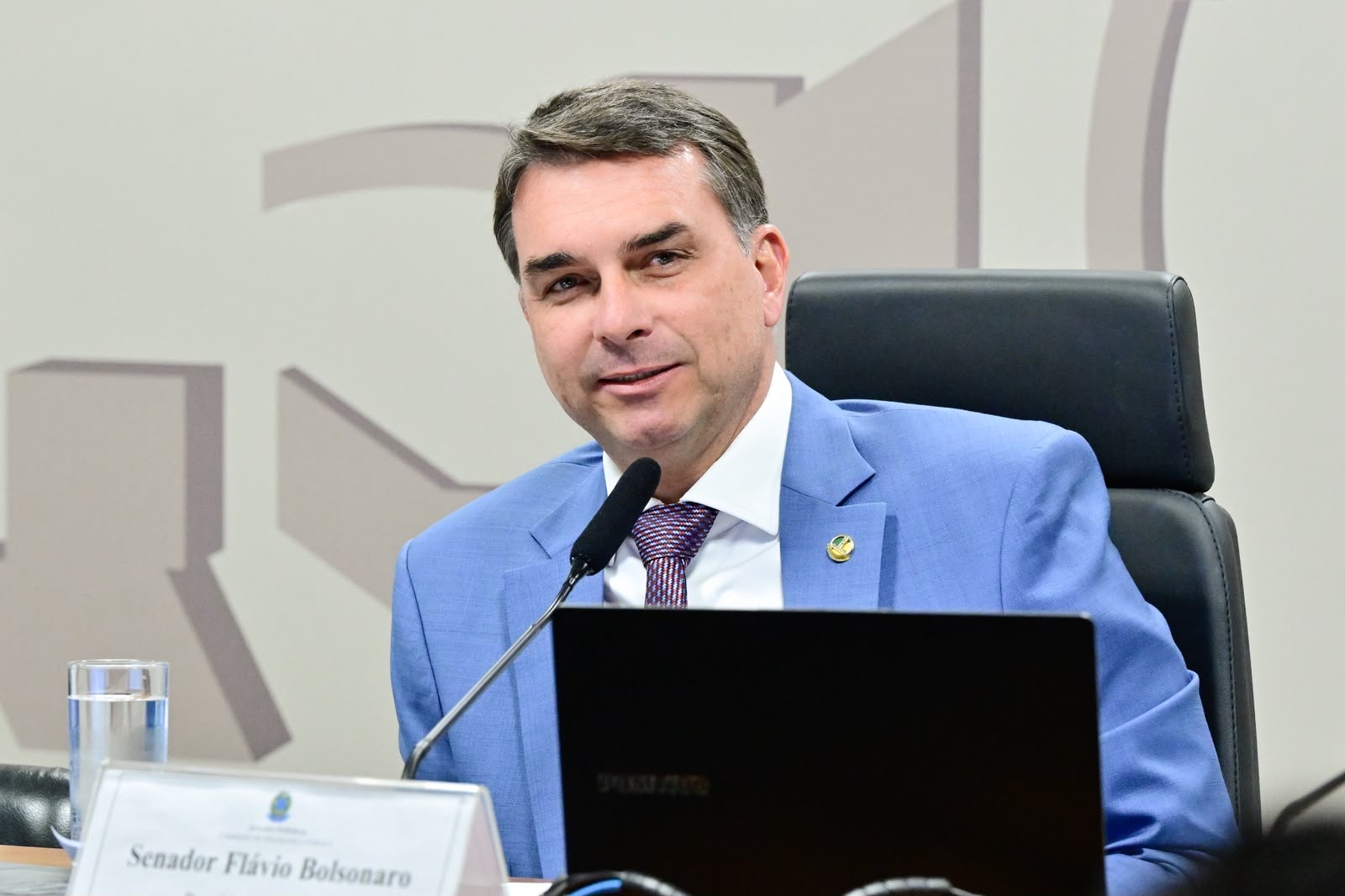 Pesquisa Quaest traz Flávio Bolsonaro numericamente à frente de Lula