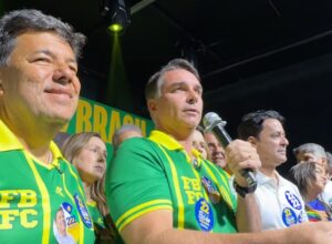 Flávio Bolsonaro evita pedir voto para governador em Pernambuco