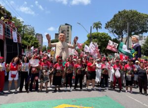 Mulheres dão as mãos contra o feminicídio durante Grito dos Excluídos no Recife