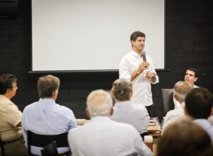 João Campos apresenta propostas para fortalecer empresas pernambucanas