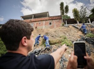 João Campos promete ampliar obras de proteção de encostas em todo o estado