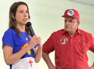 Com direito a jingle de campanha, Raquel assina carta-compromisso com lideranças do MST