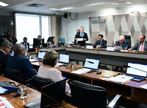 CCJ do Senado aprova PEC que prevê fim da escala 6×1