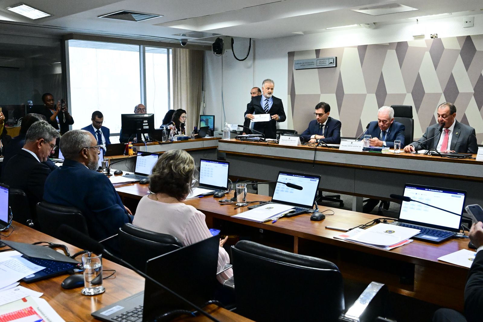 CCJ do Senado aprova PEC que prevê fim da escala 6×1